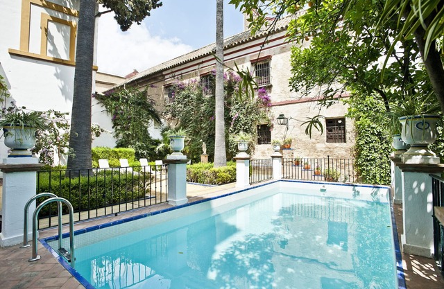 FAB CHATEAU BEHIND CATHEDRAL ENTIRELY PROPERTY WITH GARDEN AND POOL