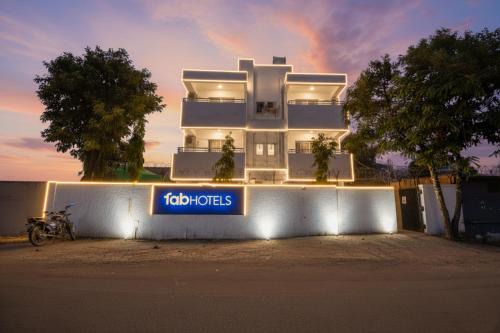 FabHotel Red Velvet Inn & Suites