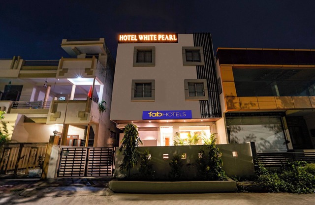 Fabhotel White Pearl