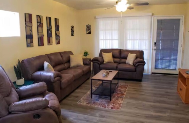 Fabulous 2-bedroom Tucson condo with cook-ready kitchen & AC, 5 min. from UofA.