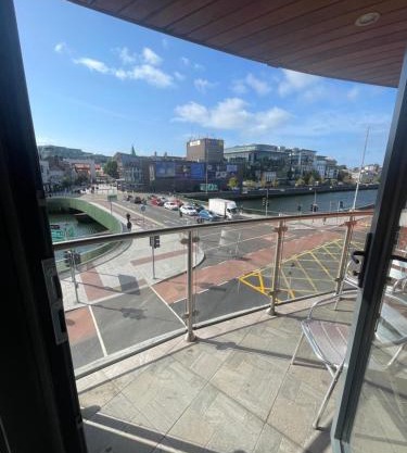 Fabulous and Sunny 2 bed Apartment, in City Centre