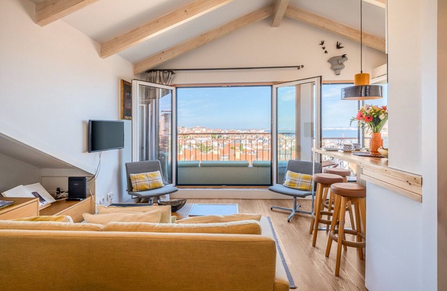 Fabulous Apartment with River & Town View