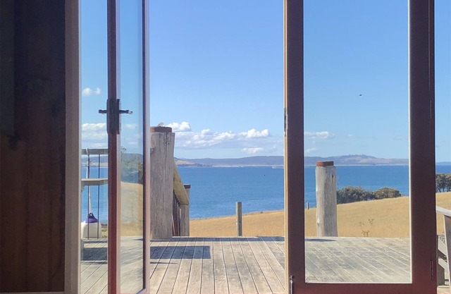 Fabulous funky shed; superb views, library, fab art, private beach, outside bath