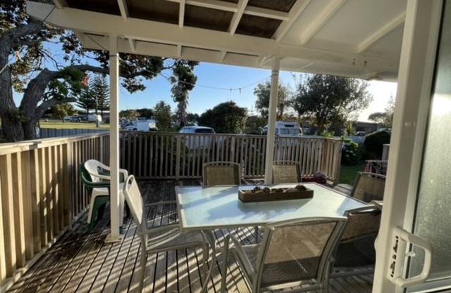 Fabulous Kiwi Bach, steps away to beautiful Waipu Cove beach!