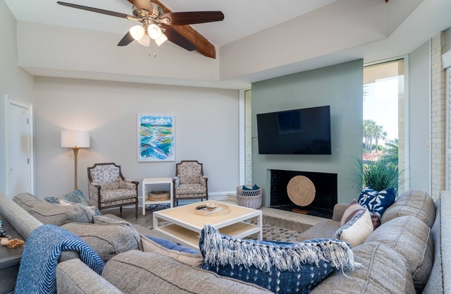 Fabulous Location! Sleeps 12! Walk to Club/Beach! Amenity Cards!