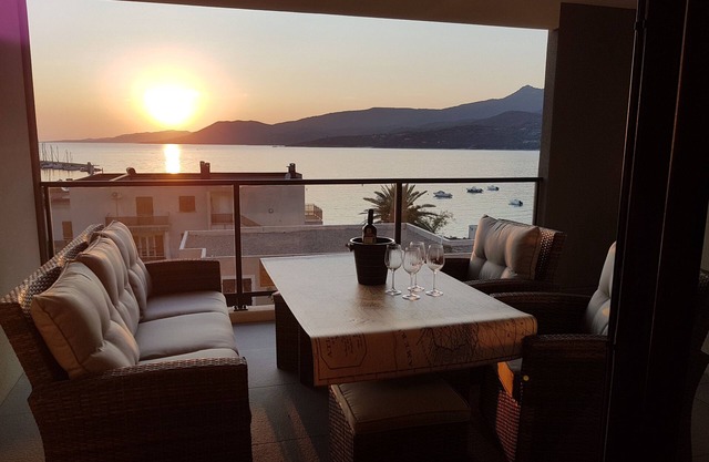 FACING THE SEA LUXURY APARTMENT, FREE WIFI, PRIVATE PARKING