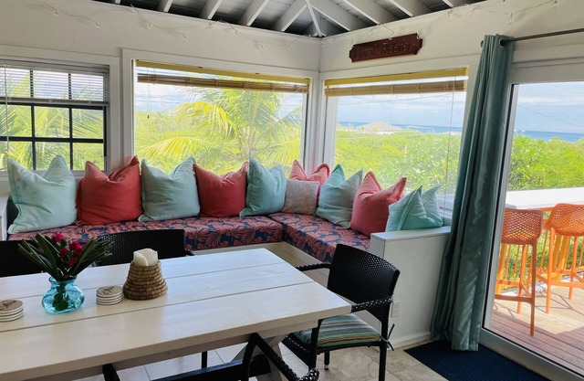 Fair Winds: Tropical Beach House, Stunning Ocean Views, Steps to the Beach!