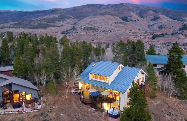 Falcon's Nest Retreat – Private Hot Tub, Spectacular Views, Balcony & Grill
