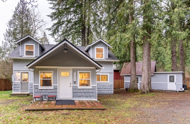 Fall family fun near Mt Hood with a hot tub! Hike! Bike!
