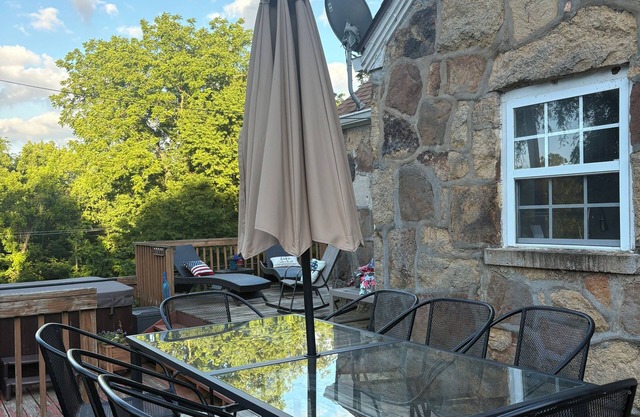 Fall fun! Fall foliage, hiking, hunting, fishing galore. Game room and hot tub!