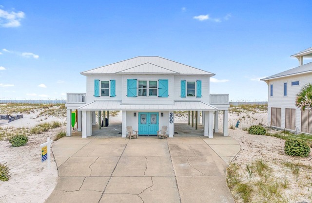 FALL/WINTER SPECIAL! Bright & sunny Gulf front home with spacious deck!