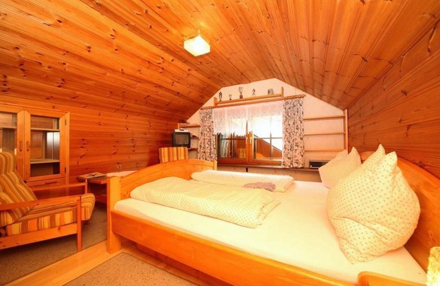 Familienzimmer mit Dusche, WC - Pension Gamsjäger - Urlaub Beim Biolandwirt