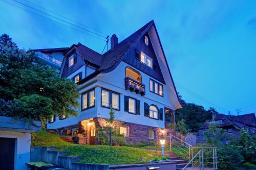 Familienglück im Schwarzwaldhaus mit Schlossblick