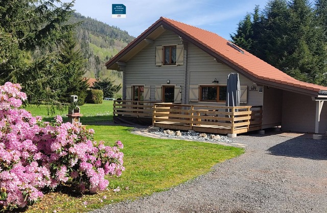 Family chalet with authentic charm and forest views. 15 km from Gérardmer
