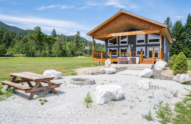 Family & Dog Friendly Cabin Located walking distance to the Wenatchee River.