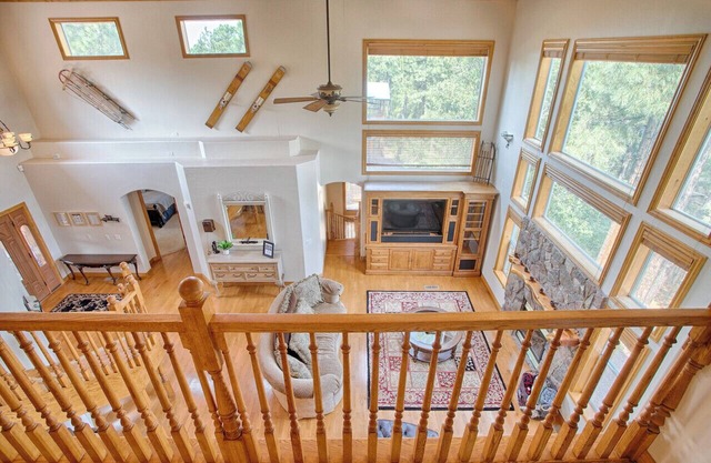 Family friendly 🐻 Lazy Bear Lodge 🐻 20 guests 🌲Walk to Woodland Lake 🌲