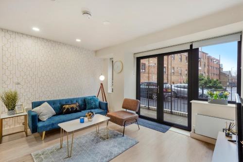 Family Friendly 2BR in Bedford, Parking, Free WiFi, Gym and Cinema room