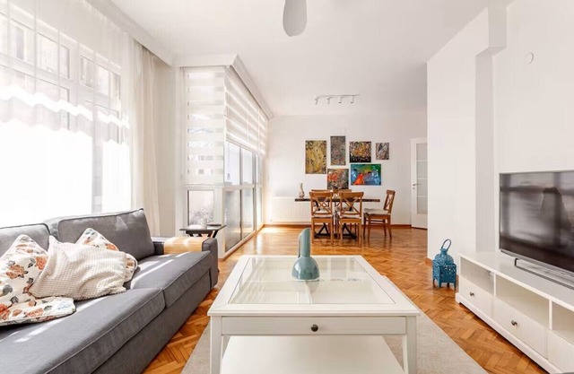 Family-Friendly 3BR Oasis in Moda – Balcony, Near Ferry, Metro & Seaside!