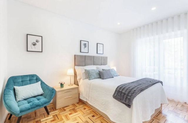 Family-friendly apartment in the city center with parking, wifi, A/C .