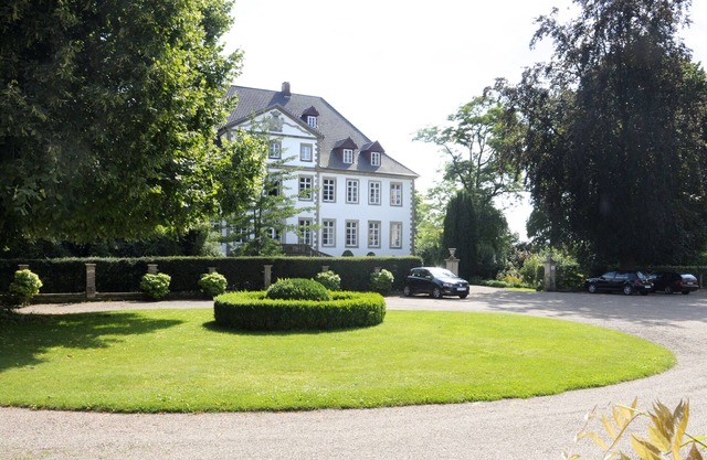 Family-friendly apartment in historic countryside manor estate (18th Century)