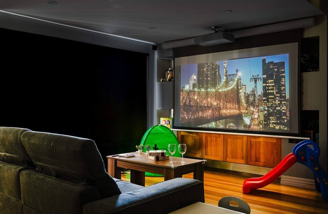 Family-Friendly 2BR Home Near Eastland BBQ, Toys & Free Parking