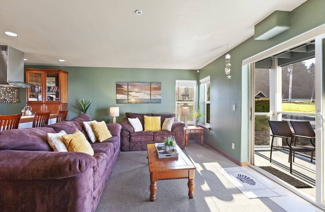 Family-friendly bayfront condo, patio beach access, walk to beach & dining