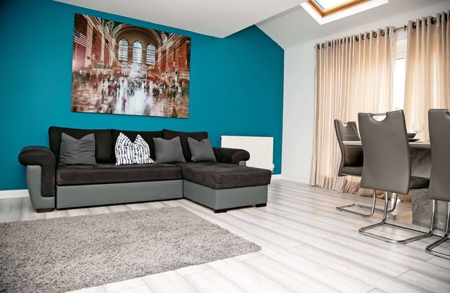 Family-friendly house with garden, free-parking and fast London access