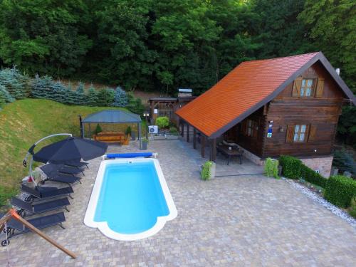 Family Friendly superior villa with heated pool 365 days, whirlpool, sauna, playground and barbeque in privacy near forest
