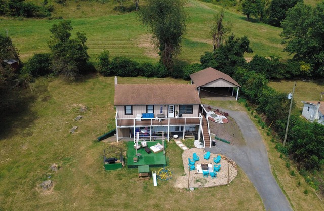 Family friendly mountain view, modern retreat.