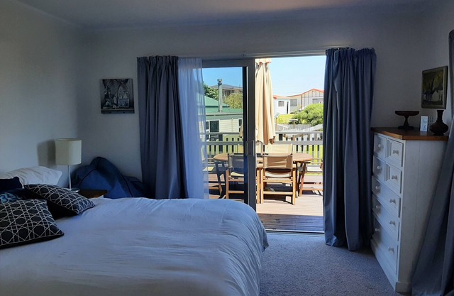 Family friendly, fully fenced bach, close to the beach, shops and playground.