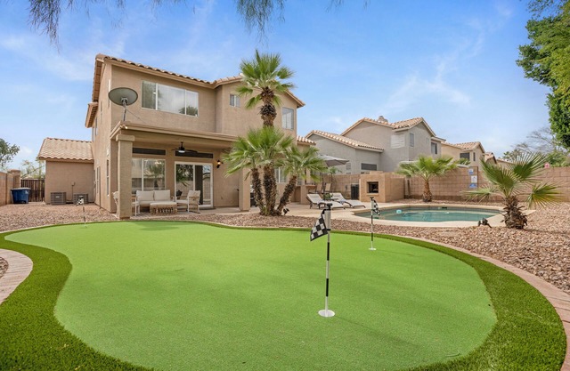 Family Friendly, Putting Green and Heated Pool. Centrally located!