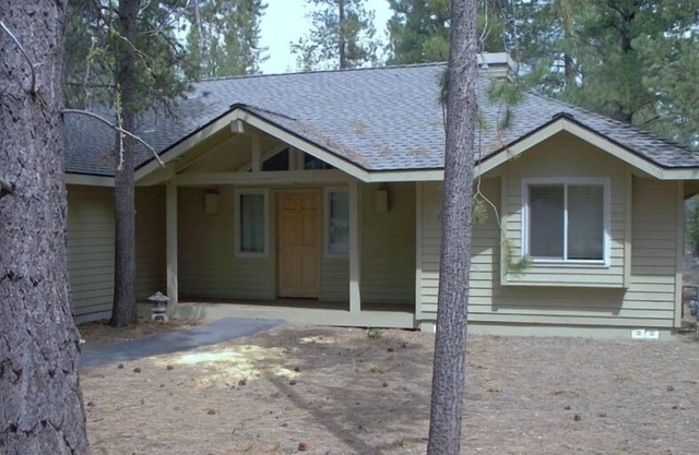 FAMILY FRIENDLY Updated 3 Bdrm, Sleeps 8, 6 beds, A/C, Hottub, SHARC PASSES !