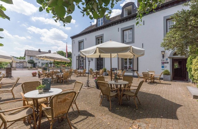 Family Getaway Near St. Servaas Bridge | Free Parking & Breakfast Included