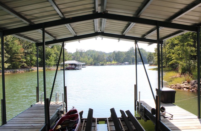 Family getaway on lake near Clemson campus