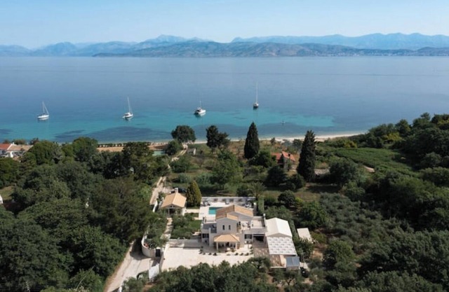 Family home, 3 min walk to the Gogevina beach and 10 min to Avlaki beach.