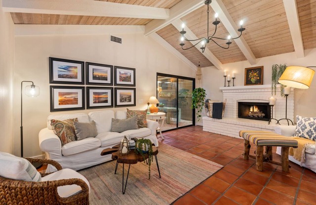 Family home, steps to sand, close to towns wedding venues, E-Bikes for rent!