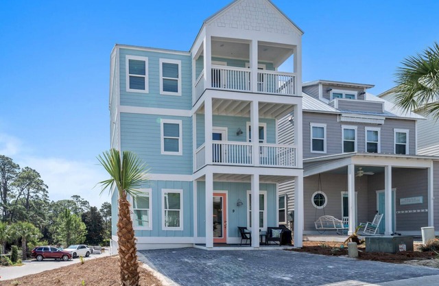 Family home with 5 Bd with decks, 5bth with 5 Pk spts, Rooftop - 5 Min to Beach!