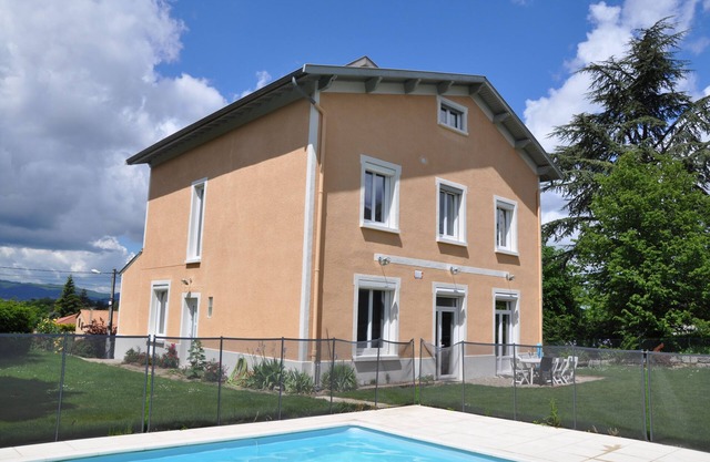 Family house with swimming pool 3 kms from Vieux Lyon, 6 bedrooms, sleeps 10