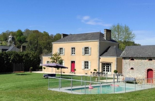 Family house 10 pers/Swimming pool/Services +/All inclusive.