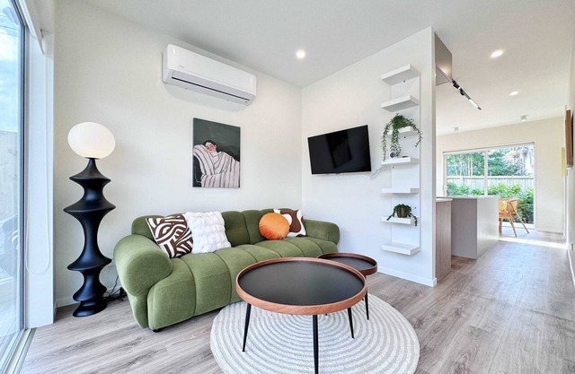 Family Oasis 3BR vs Backyard Near Beach in Torbay