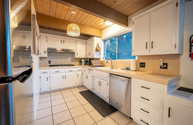 Family & Pet Friendly near Village, Game Room, Lake Access