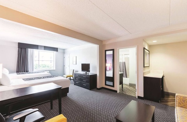 Family Ready Studio Suite | Free Parking & Complimentary Breakfast