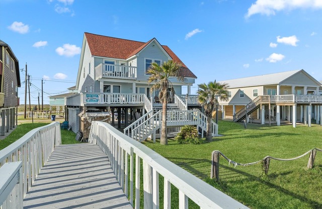 Family Reunions, Corporate/Church Retreats, Large Gatherings-Steps to the beach!
