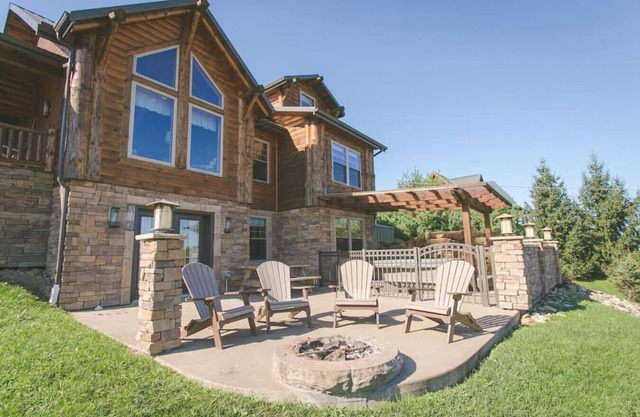 Family Size Cabin with Kitchen, Fireplace, Hot Tub