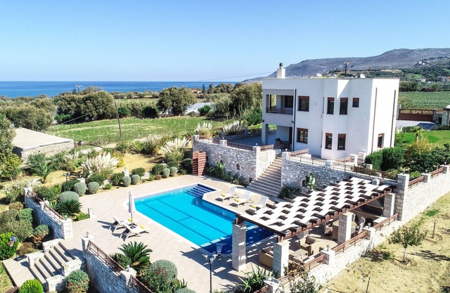 Family-sized comfortable villa close to the beach