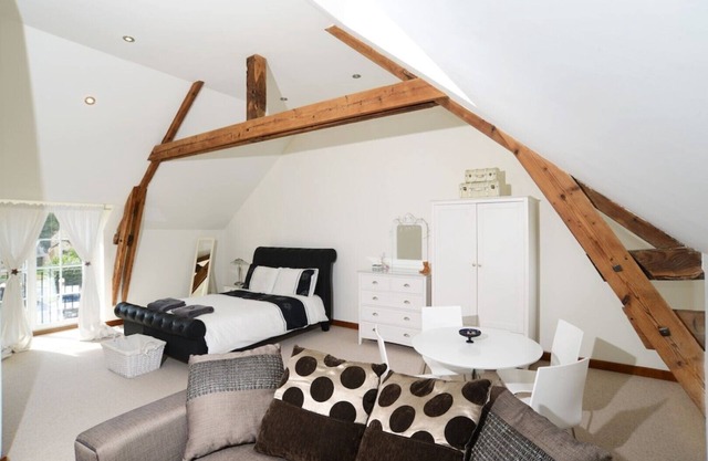 Family sized Holiday Home - 5 big bedrooms | heated pool | games room | no pets