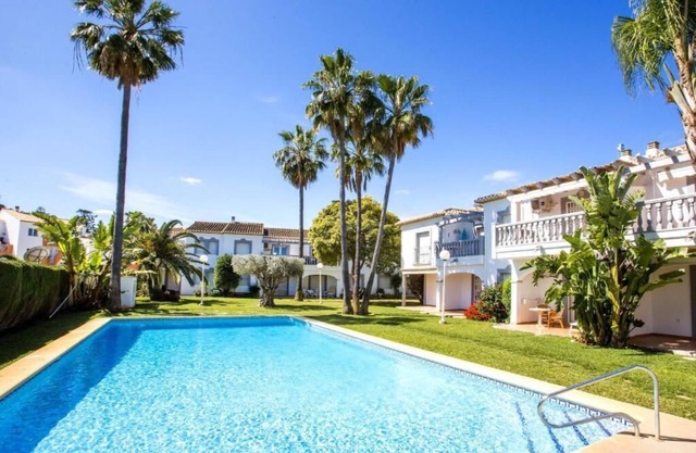 Family sized Townhouse with Shared Pool. 5 minutes walk from beach and shops.