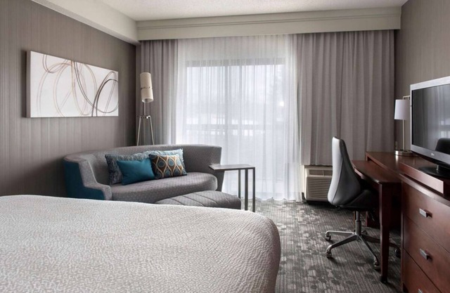 Family Vacation! Enjoy Spacious Pet-Friendly Suite With Indoor Pool!