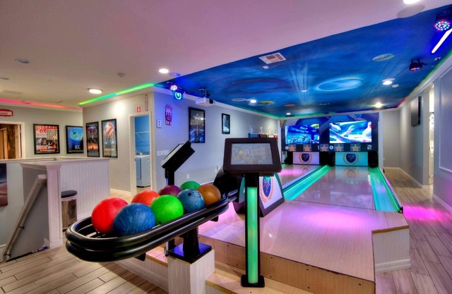 Famous Bowling House sleeps 36 FREE early check in/late check out WHEN available