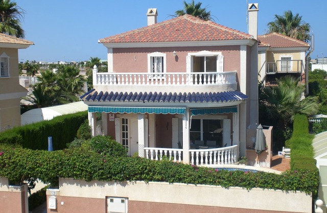 Fantastic 3 bedroomed detached villa with private pool, free wi-fi and A/C